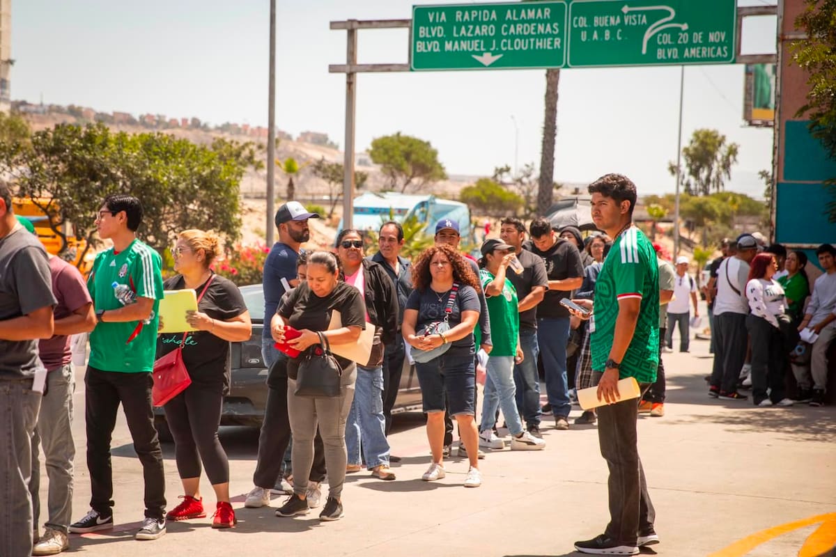 Último día para realizar trámites vehiculares sin multas deja largas filas en Tijuana