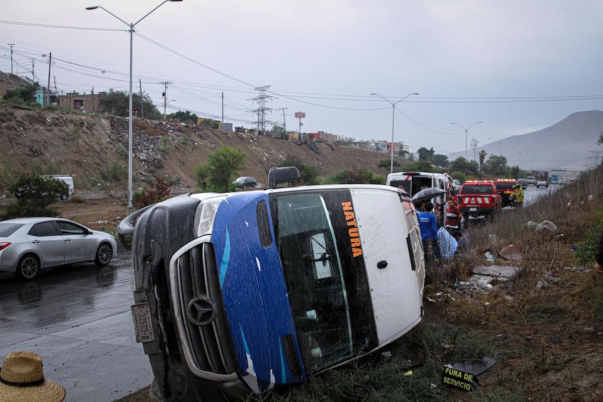 Camión de transporte vuelca sobre bulevar 2000