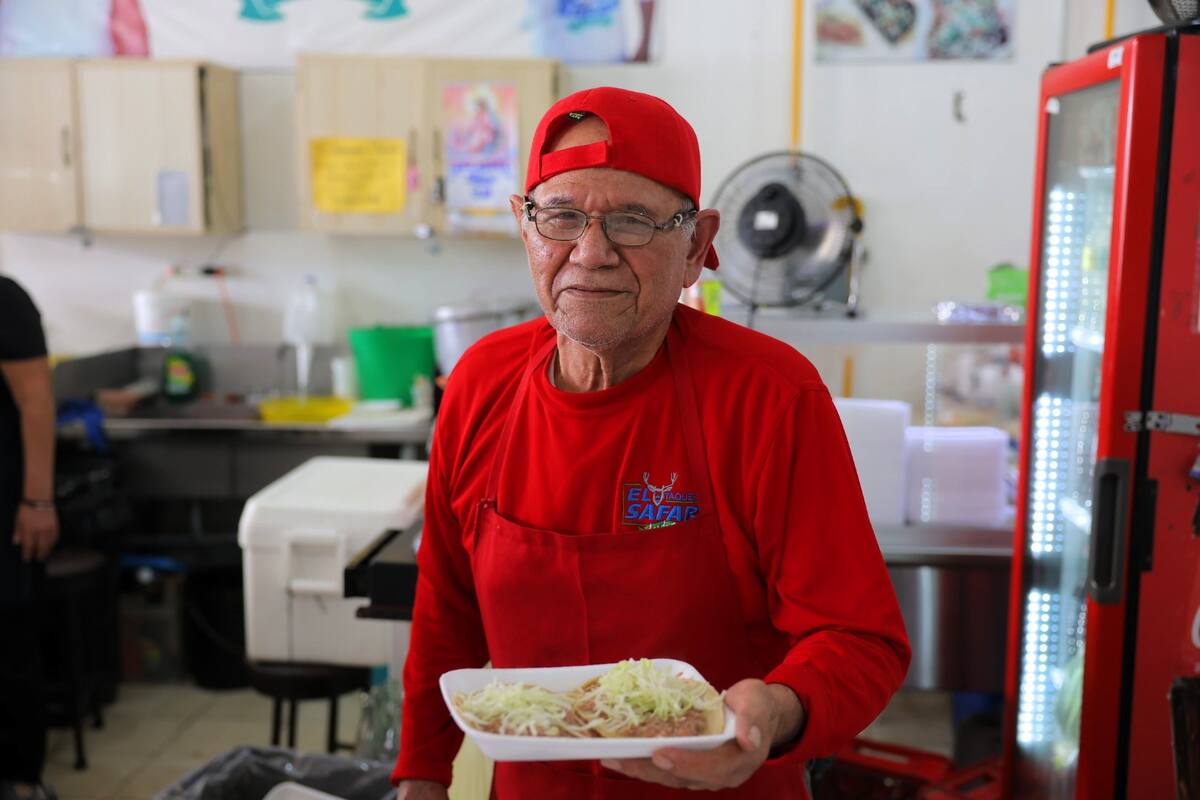 Juan Lorenzo Ung Vázquez, de 75 años de edad, sirve tacos de cabeza en su taquería del Mercado Municipal número 1 desde 1970.