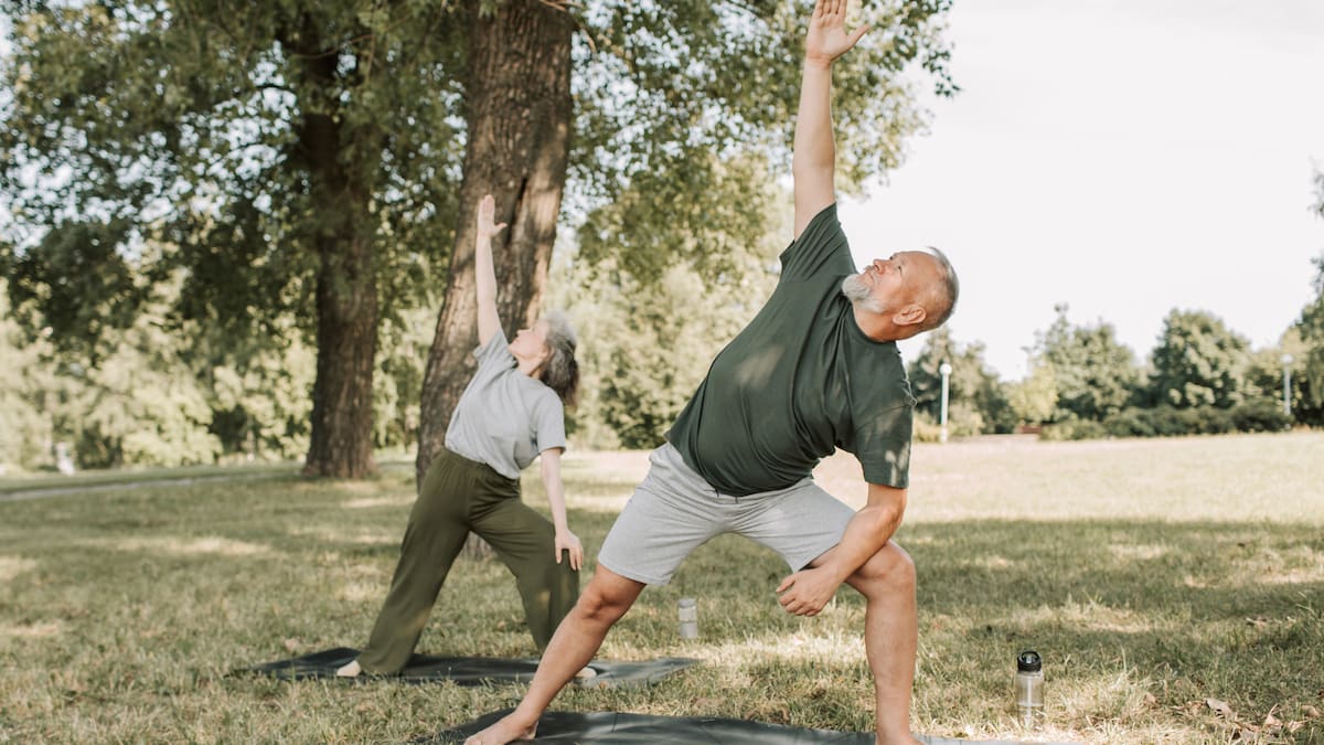 Cada vez más adultos mayores de 60 años retoman deportes como el tenis, impulsados por beneficios físicos, mentales y sociales/Foto: Canva