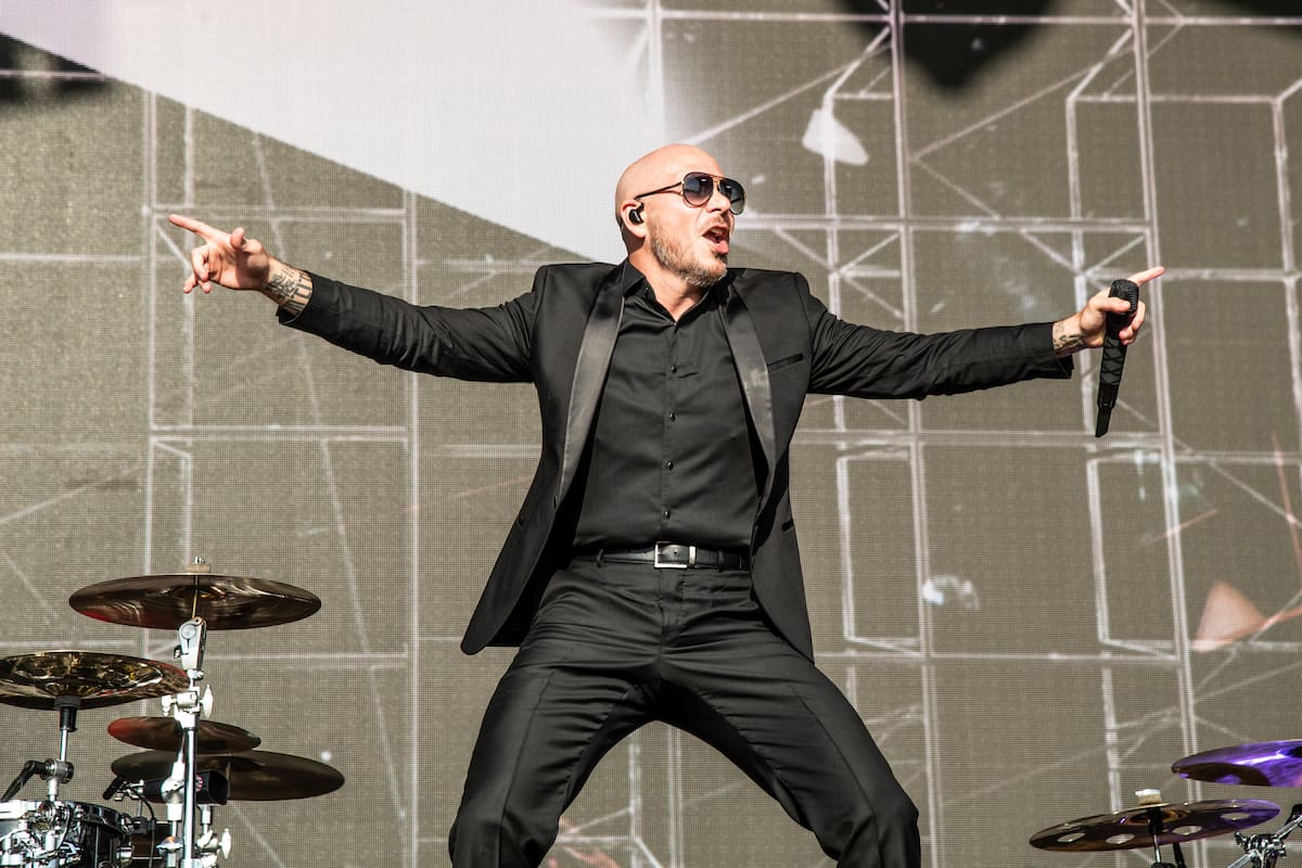 En esta foto del 4 de mayo de 2019, Pitbull participa en el Festival de Jazz y Herencia de Nueva Orleáns, en Nueva Orleáns. Pitbull dice que ha estado trabajando con el productor musical Dr. Luke. (Foto por Amy Harris/Invision/AP, Archivo)