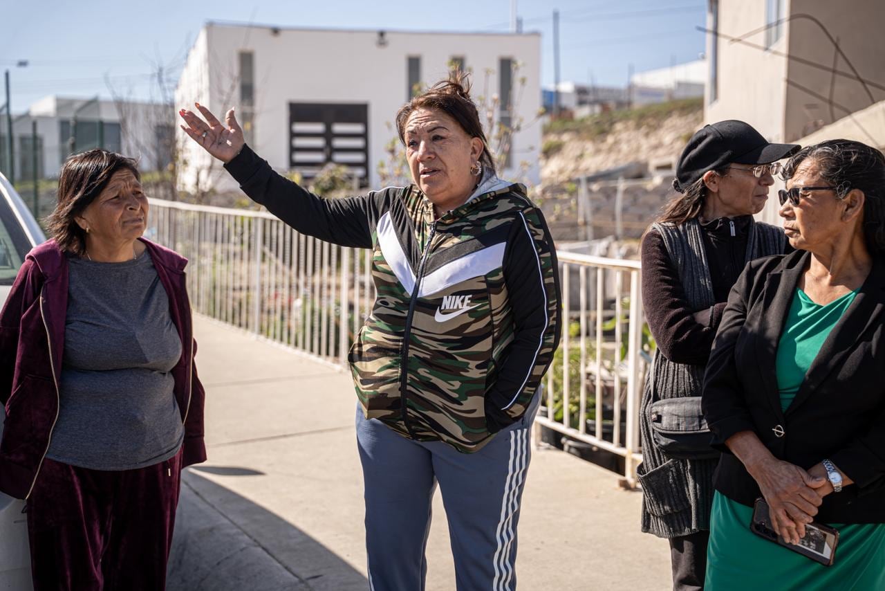 Personas afectadas denuncian estancamiento legal y exigen que la constructora responsable responda por las viviendas dañadas. Foto: Border Zoom