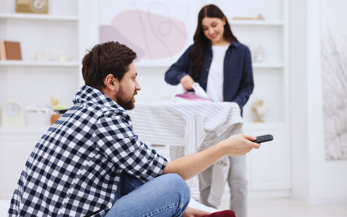 Hombres de la Generación Z adoptan posturas más conservadoras que sus padres sobre roles de género, pareja y sexualidad, revela estudio global que alerta sobre retrocesos en igualdad. Foto: Especial