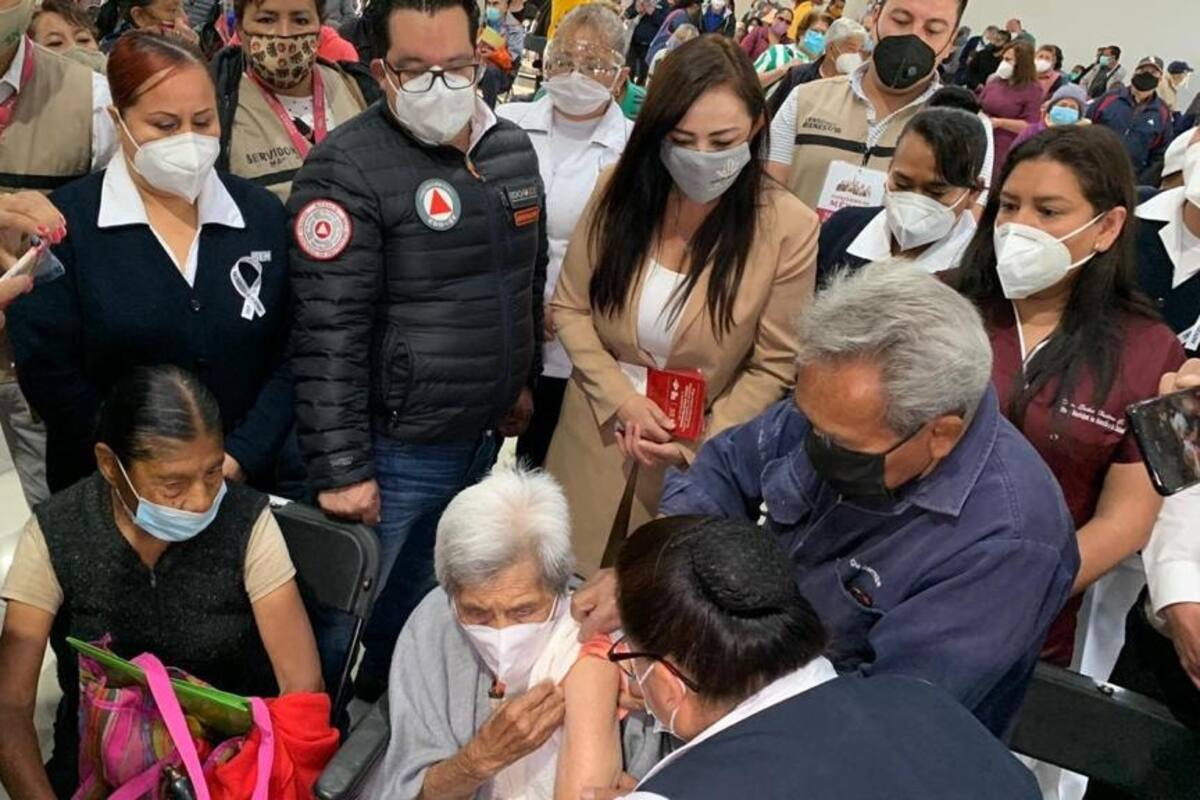 Piden aplausos para AMLO y presidenta municipal de Naucalpan en vacunación a adultos mayores