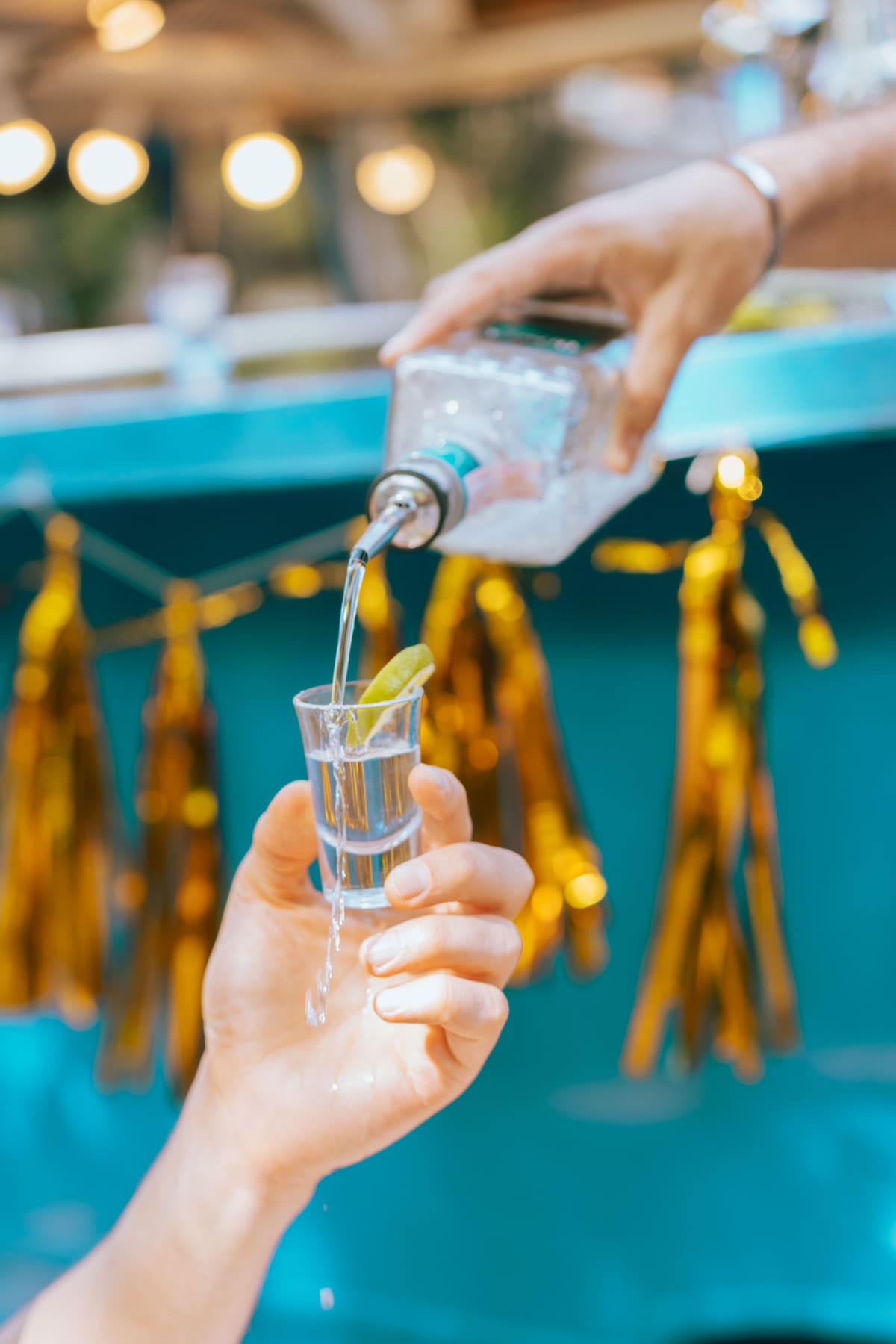 El principal peligro de los licores apócrifos radica en la sustitución del etanol (alcohol potable) por metanol, un compuesto industrial de alto riesgo. | Pexels
