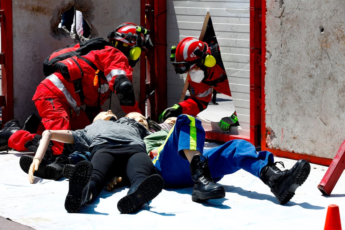 MEX5130. CIUDAD DE MÉXICO (MÉXICO), 21/06/2021.- Elementos de rescate participan hoy, durante el Macrosimulacro en Ciudad de México. El simulacro de terremoto realizado este lunes en México fue "un éxito" en la capital, ya que sonaron el 99 % de los altavoces que emiten alerta sísmica y la participación fue "muy alta", informó la jefa de Gobierno, Claudia Sheinbaum. EFE/ Carlos Ramírez