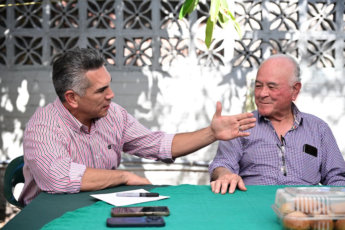 El dirigente nacional del PRI, Alejandro Moreno Cárdenas, visitó al exgobernador de Baja California, Ernesto Ruffo Appel, en su domicilio en Ensenada, donde permanece en prisión domiciliaria. Moreno expresó su respaldo, aseguró que lo considera inocente y anunció una denuncia internacional por presunta persecución política. Foto: Cortesía