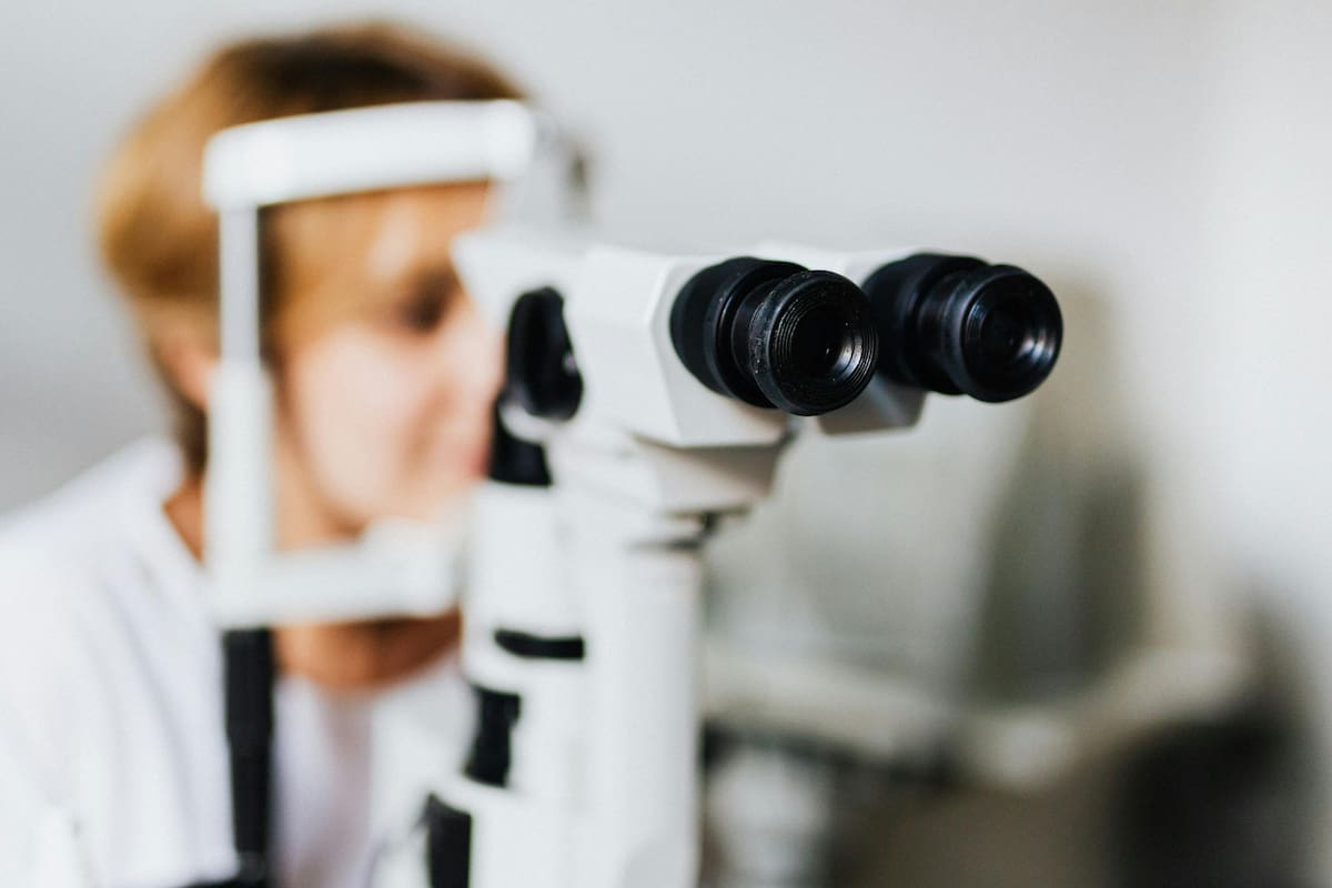 Vista cansada y dolores de cabeza: cuándo considerar lentes progresivas