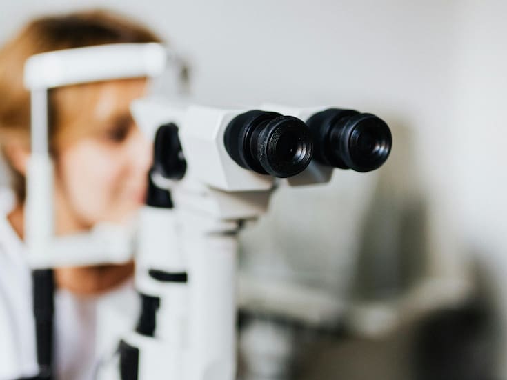 Vista cansada y dolores de cabeza: cuándo considerar lentes progresivas