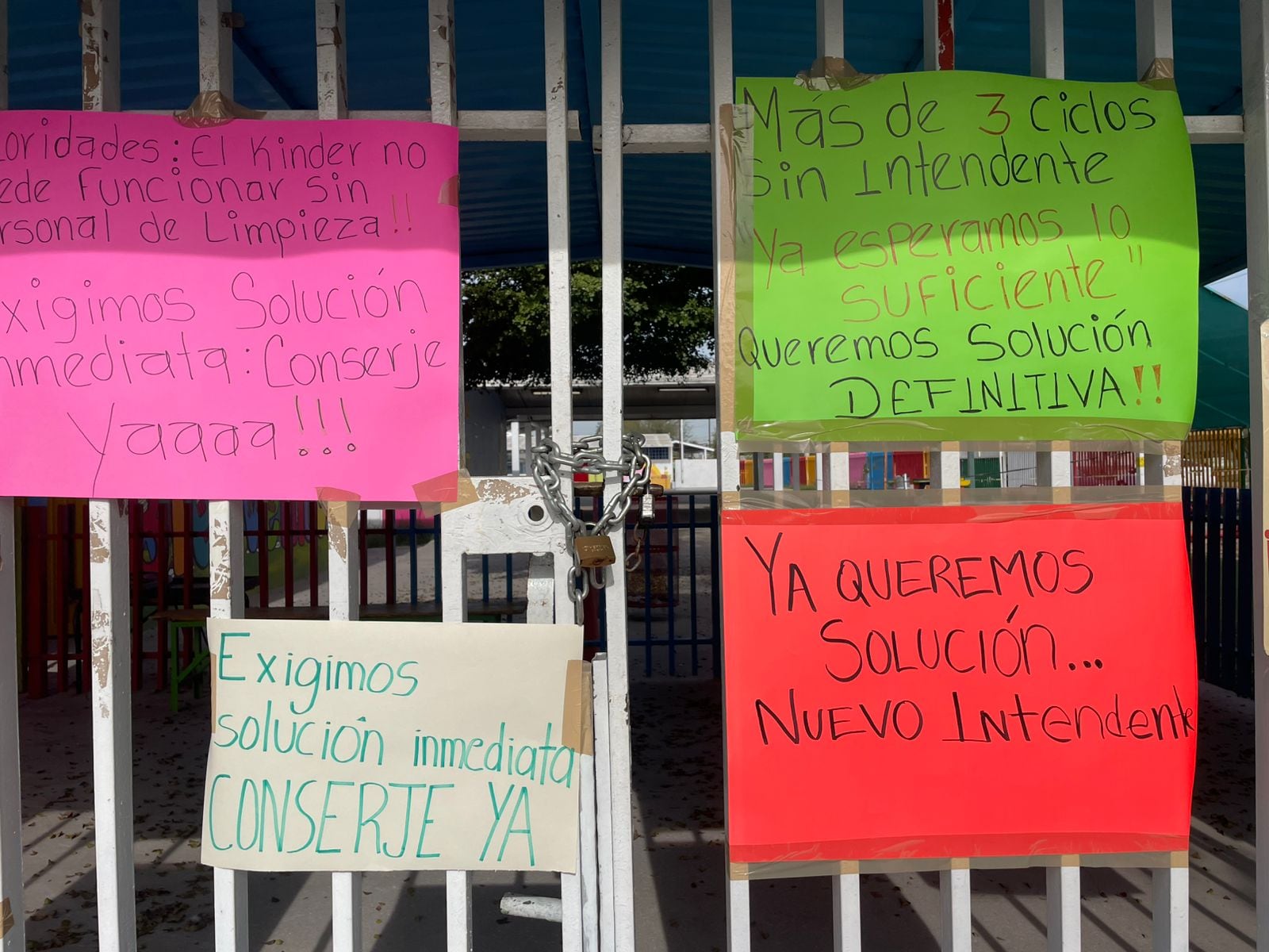 La manifestación inició formalmente el 14 de enero con la toma del jardín de niños “Francisco Gallego Monje”, luego de que los padres de familia denunciaron la falta de personal de intendencia desde hace al menos tres ciclos escolares. Foto: Said Morones