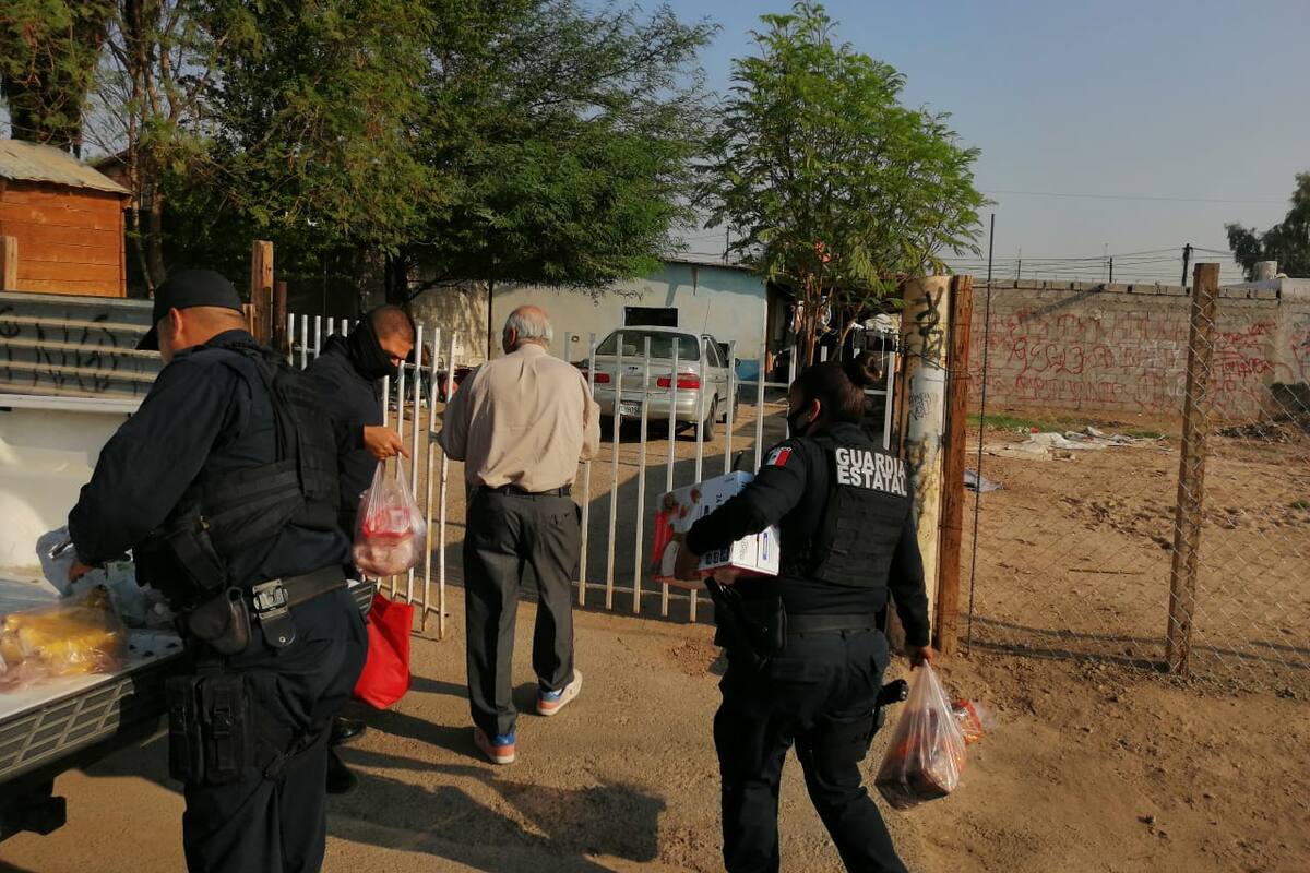 Policías apoyan a Tomás y Lolita, pareja de adultos mayores