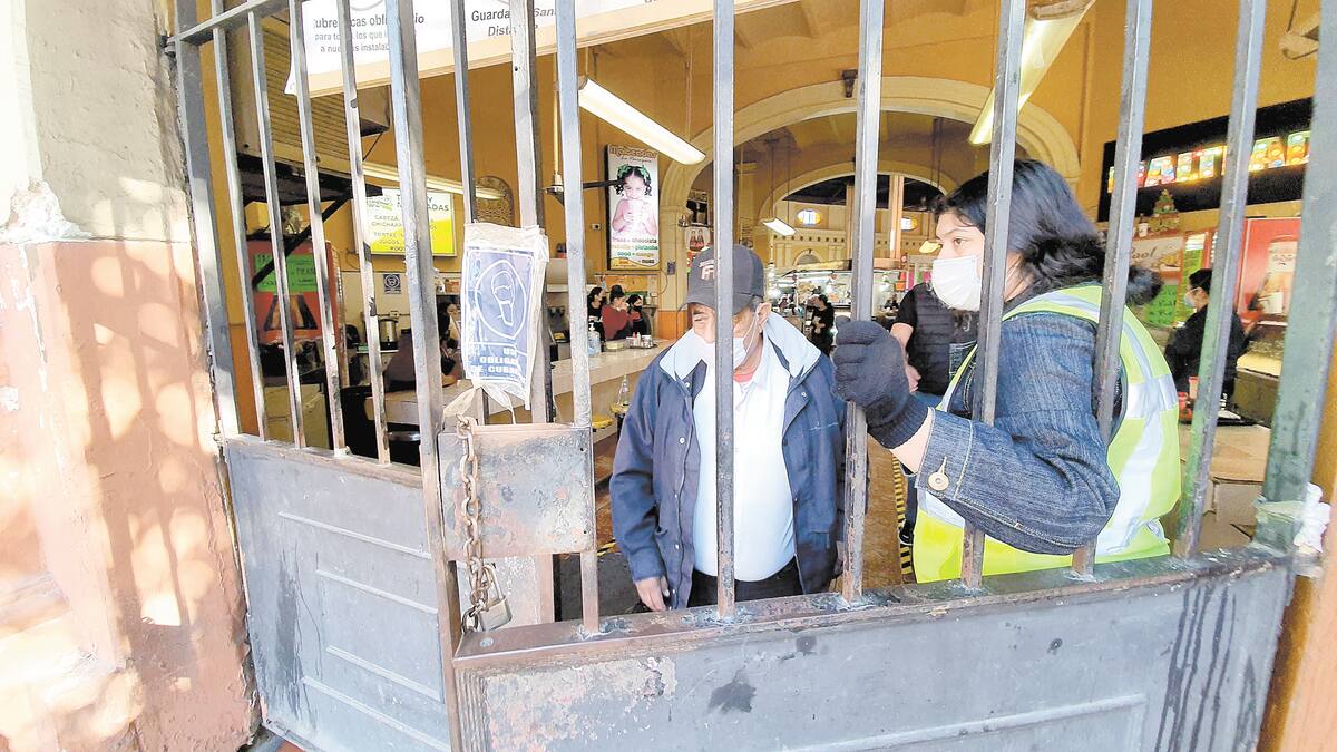 MÁS ESTRICTOS
En el Mercado Municipal endurecieron las medidas sanitarias y el control de accesos.