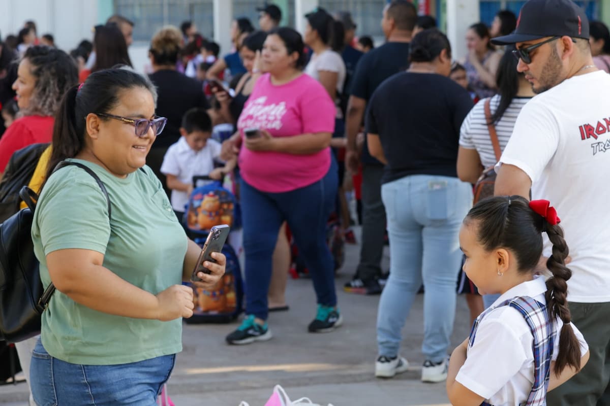 Lágrimas y abrazos: los padres también vivieron el regreso a clases