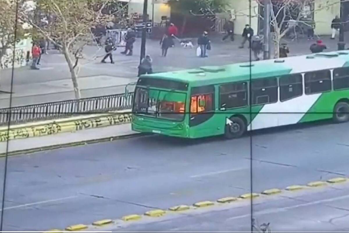 Chile: Manifestantes queman dos autobuses en Santiago