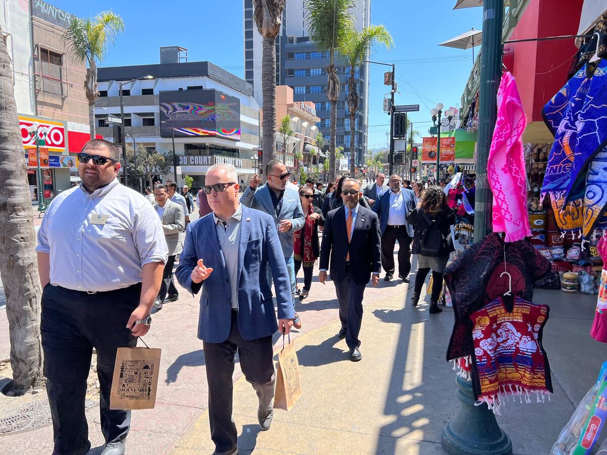 Alcaldes y concejales electos pasearon por la Avenida Revolución y probaron la famosa Ensalada Caesar’s. Foto: Cortesía