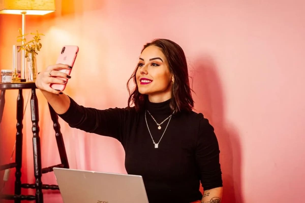 ¿Cómo ganan dinero los influencers fuera de las redes sociales?