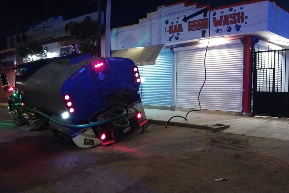 Se hunde pipa en socavón del bulevar Benito Juárez; es el segundo caso en 48 horas