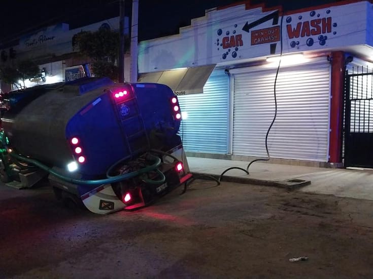 Se hunde pipa en socavón del bulevar Benito Juárez; es el segundo caso en 48 horas