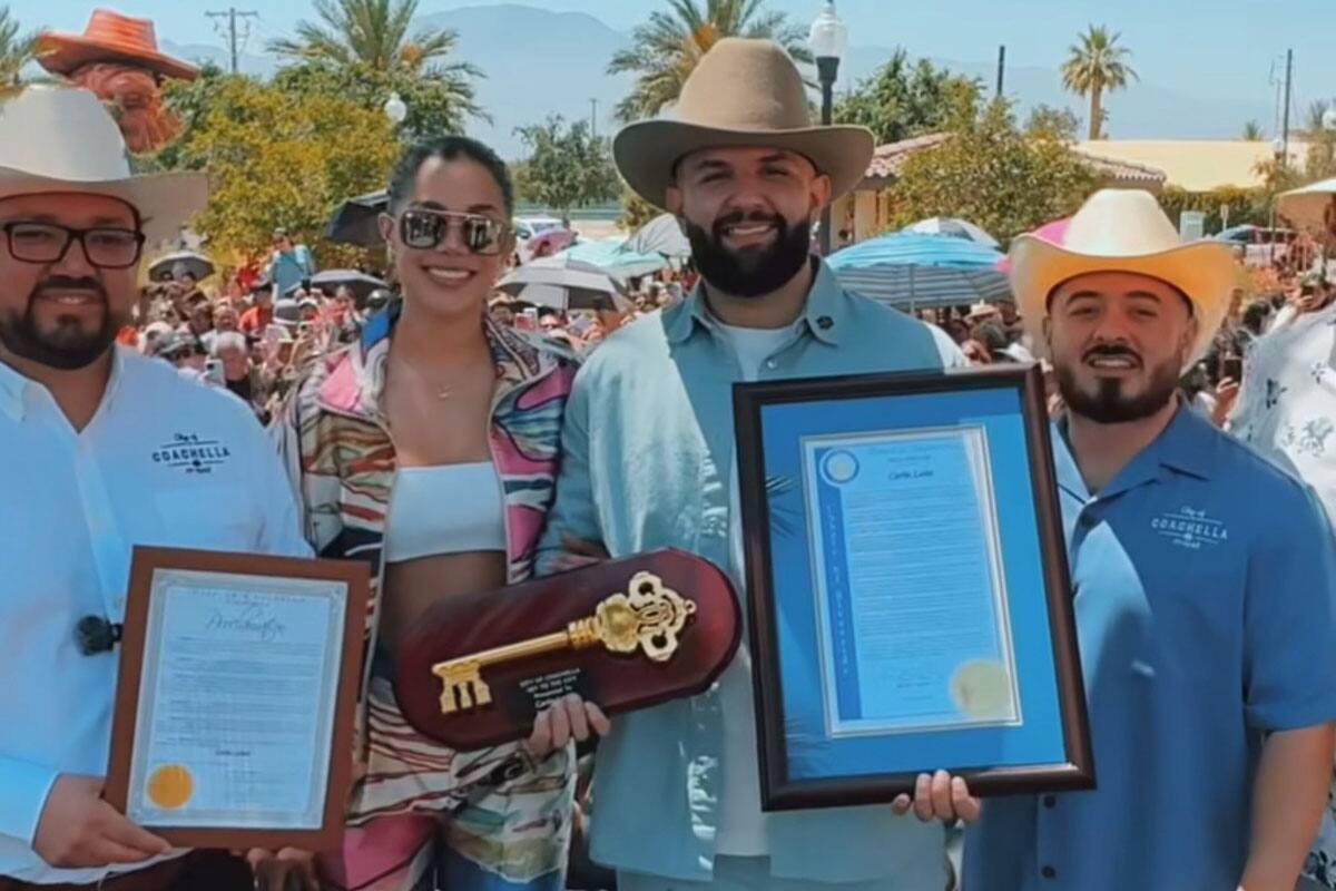 Entregan ‘llaves’ de Coachella a Carin León