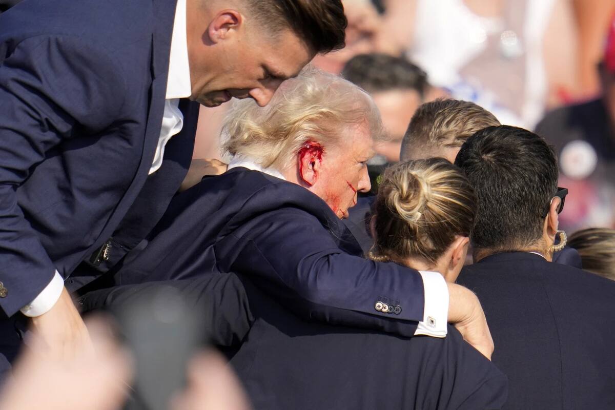 El disparo rozó la oreja de Trump. | Crédito: AP