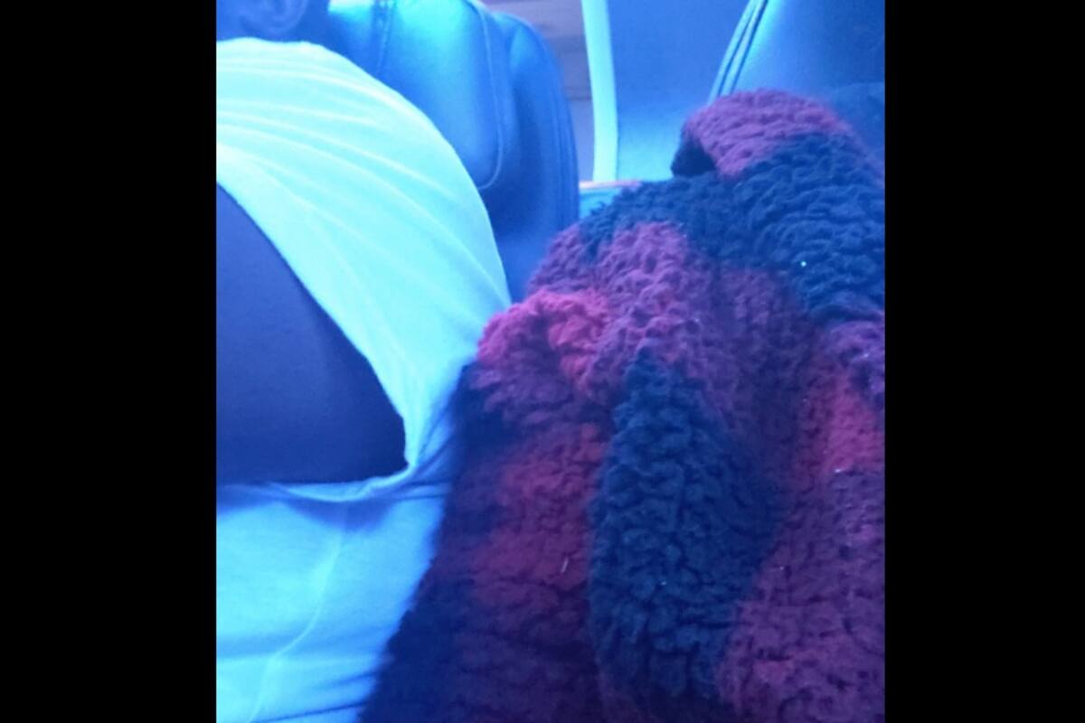 Influencer se queja en Twitter por viajar entre dos personas con obesidad