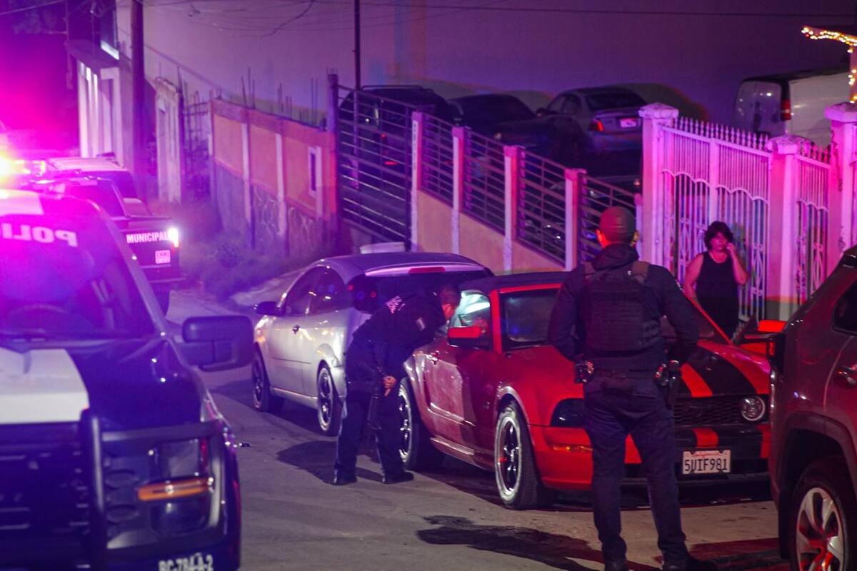 Dos sujetos dispararon contra un hombre afuera de su casa; él logró refugiarse sin lesiones. Foto: Border Zoom