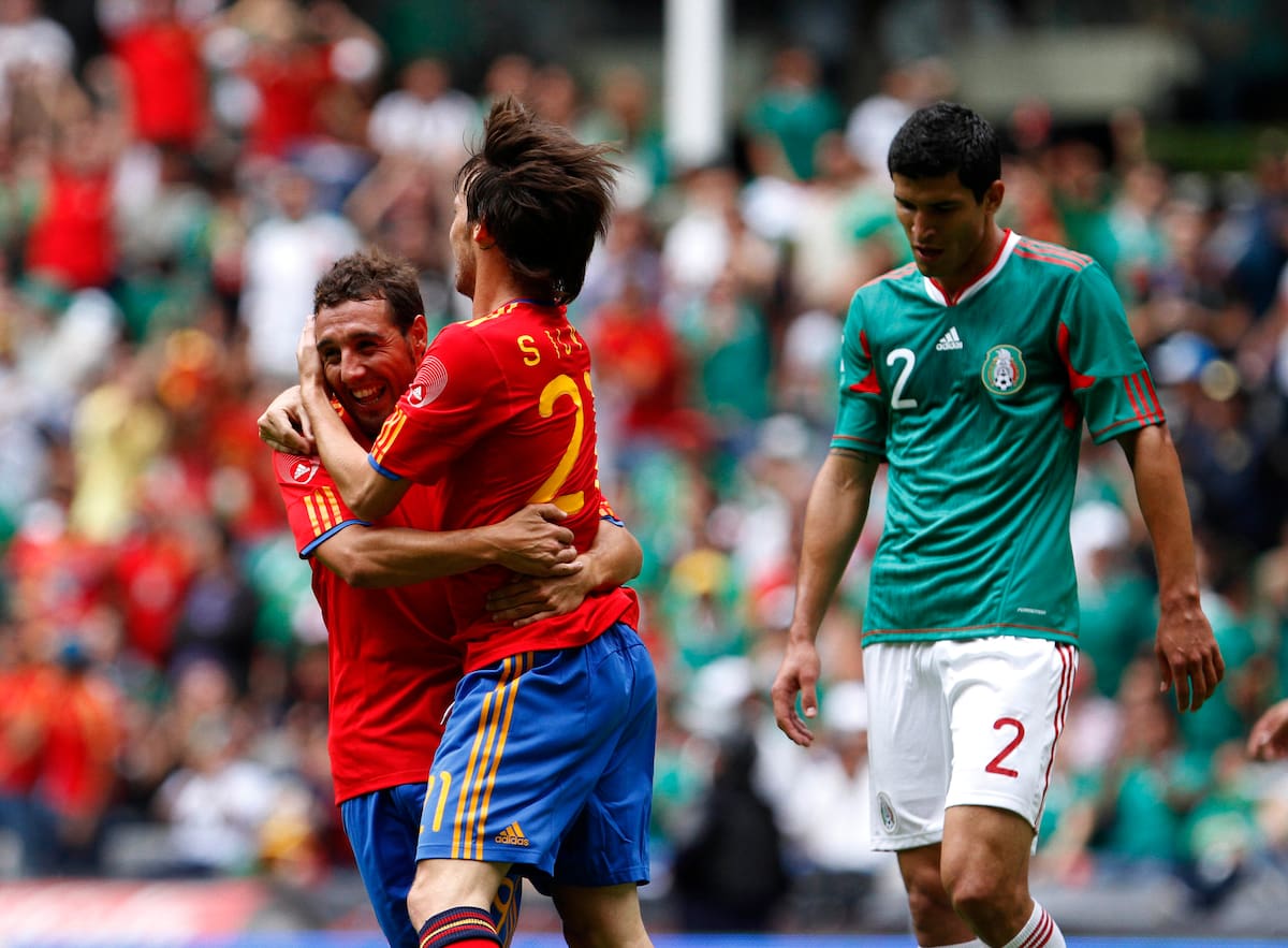 Gol de España ante México en el Estadio Azteca en 2010. (AP Photo/Claudio Cruz)