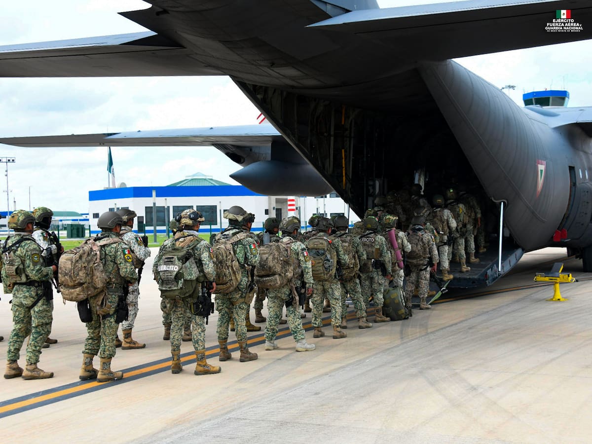La Secretaría de la Defensa Nacional envió 90 integrantes de Fuerzas Especiales a Sinaloa en un avión C-130 Hércules, despegando desde Santa Lucía hacia Culiacán.