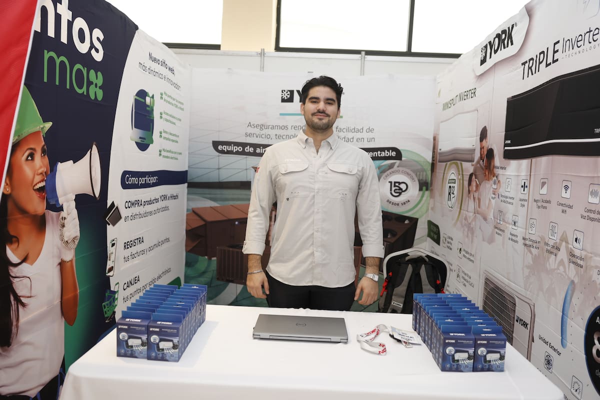 Porfirio Díaz y Héctor Adrián Díaz hicieron el corte de cable para inaugurar la Expo Eléctrica. FOTO: TEODORO BORBÓN