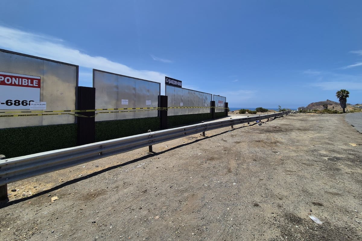 Clausuran vallas publicitarias cerca de la caseta San Miguel en Ensenada por operar sin permisos