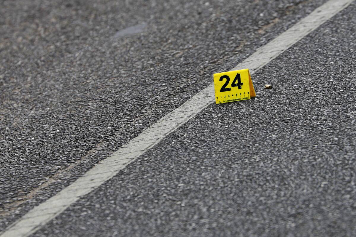 Balean a dos en autoservicio, en Tecate; muere uno