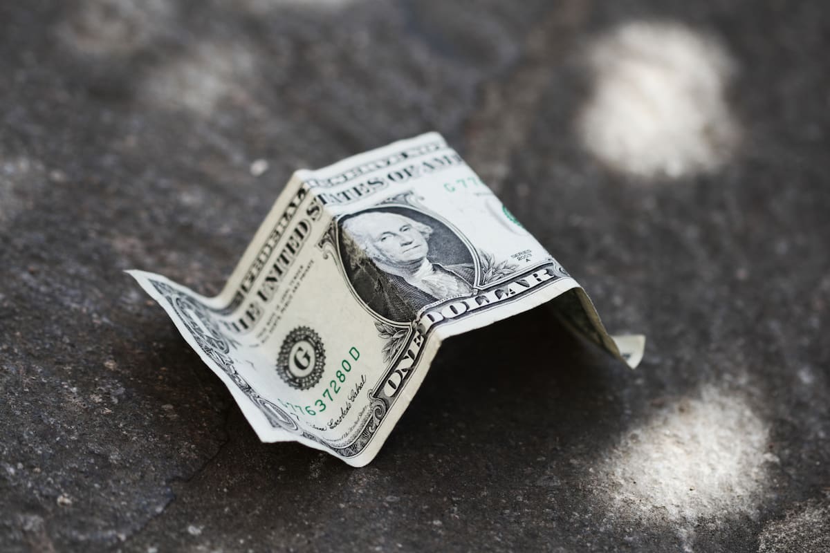 Un niño de 11 años termina en el hospital tras recoger un billete contaminado en un estacionamiento de Alabama