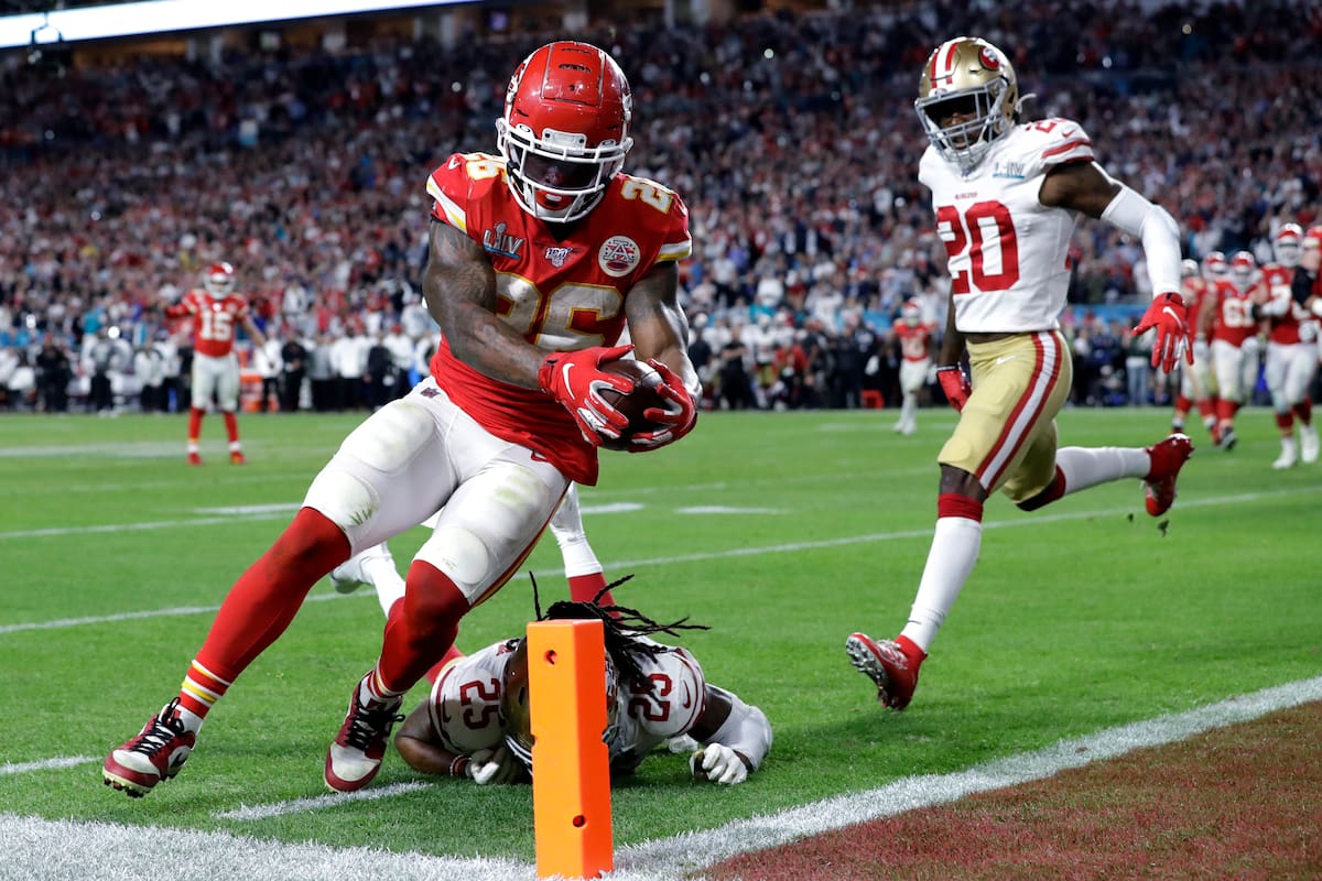 Damien Williams (26) de los Chiefs de Kansas City anota un touchdown ante los 49ers de San Francisco durante la segunda mitad del Super Bowl 54 de la NFL el domingo 2 de febrero de 2020 en Miami Gardens, Florida. (Foto AP/Mark Humphrey)