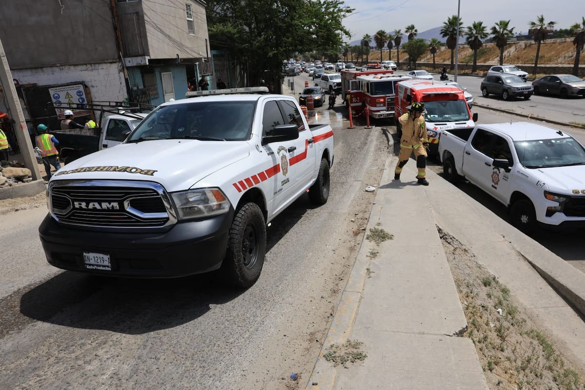 Rescatan a dos obreros atrapados en derrumbe en la Buena Vista