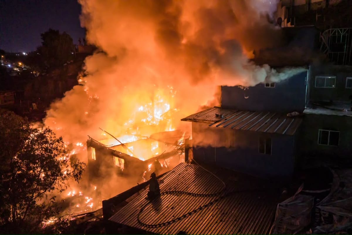 Incendio consume seis viviendas y deja más de 30 damnificados en Tijuana