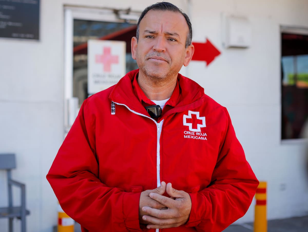 César Bojórquez, coordinador operativo en Mexicali, con 33 años de trayectoria, destacó que la esencia de la institución trasciende de las ambulancias y las clínicas. El verdadero corazón de la organización radica en su compromiso de salir cada día a salvar vidas. (Foto: Juan J. Morales)