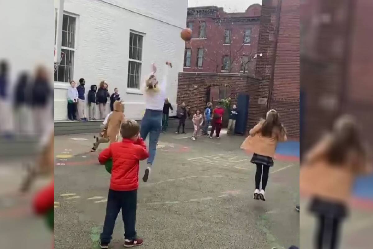 Video: Maestra promete a sus alumnos chocolate caliente si encesta un complicado tiro