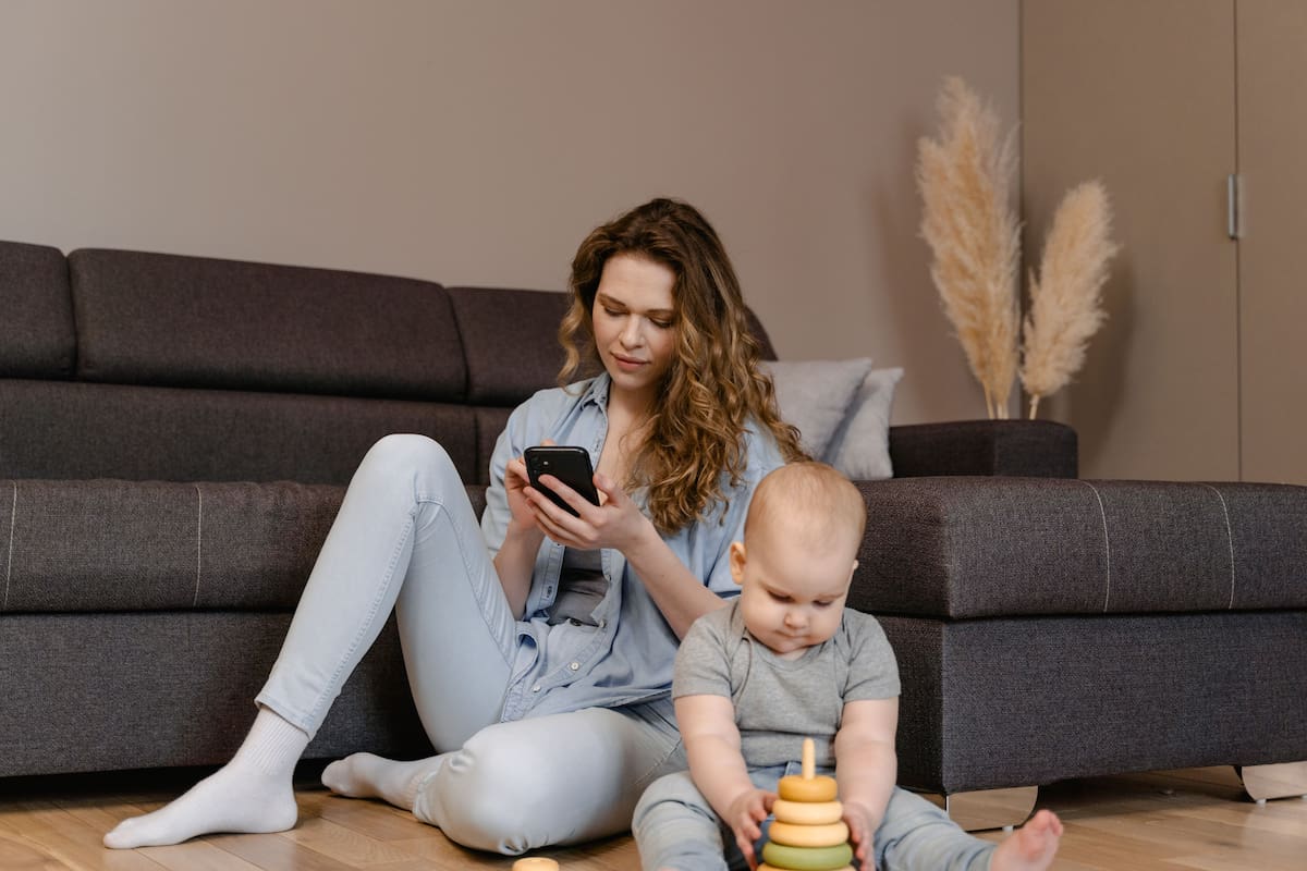 La distracción excesiva de los padres por el uso del teléfono celular provoca daños emocionales y psicológicos directos en el desarrollo de sus hijos adolescentes.| Pexels