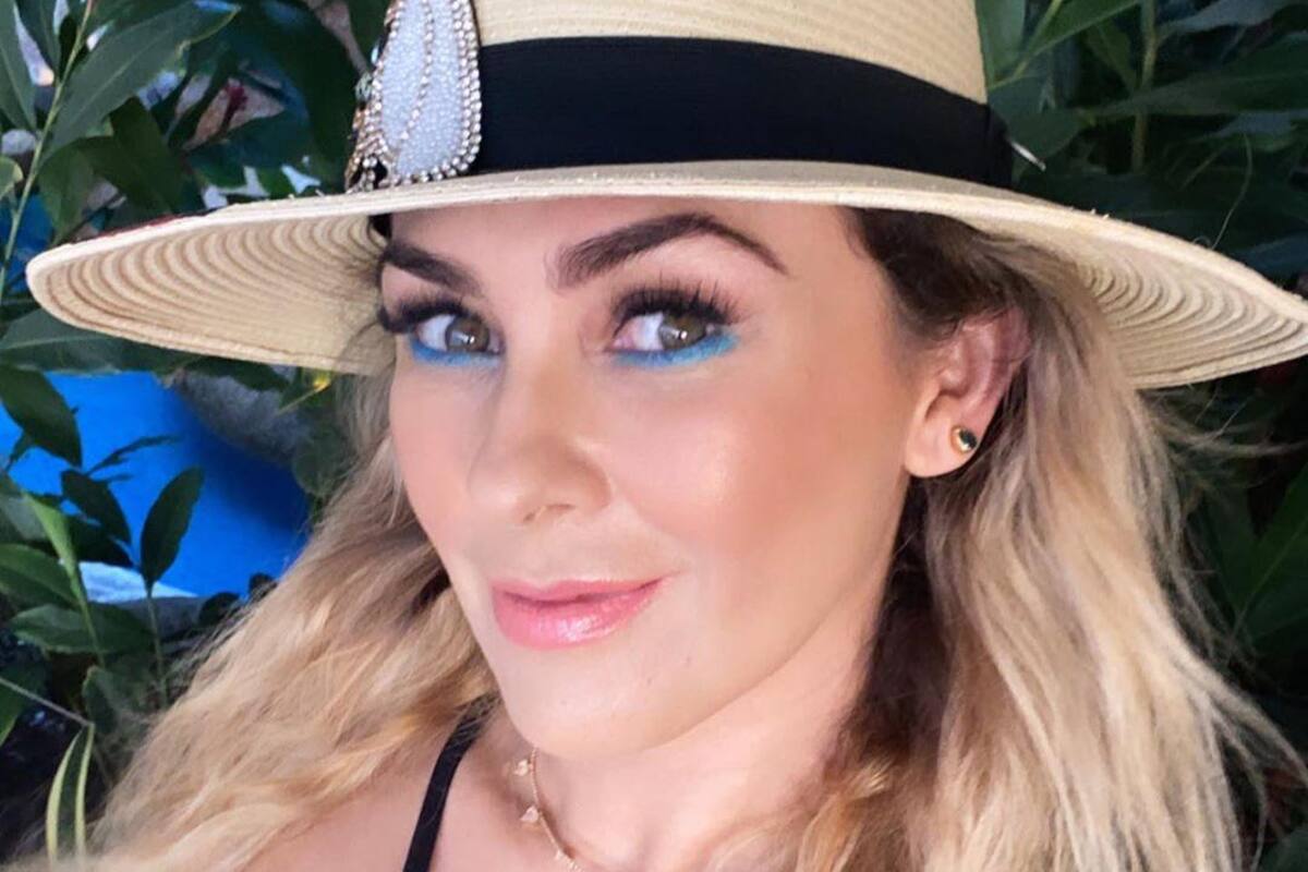 Aracely Arámbula muestra su definido cuerpo en traje de baño