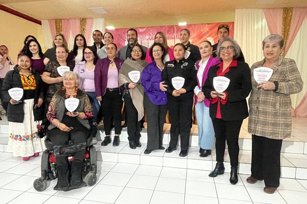 Las mujeres premiadas: Susana Plasencia Díaz, restaurantera de Puerto Nuevo; María de los Ángeles Carrillo Silva, representante Kumiai; Nataly Jiménez, subdirectora del Área de Programas Preventivos de la Secretaría de Seguridad Ciudadana; Denise Carreón, directora del sitio de noticias Infonrt; Jeni García, líder de la comunidad con discapacidad.