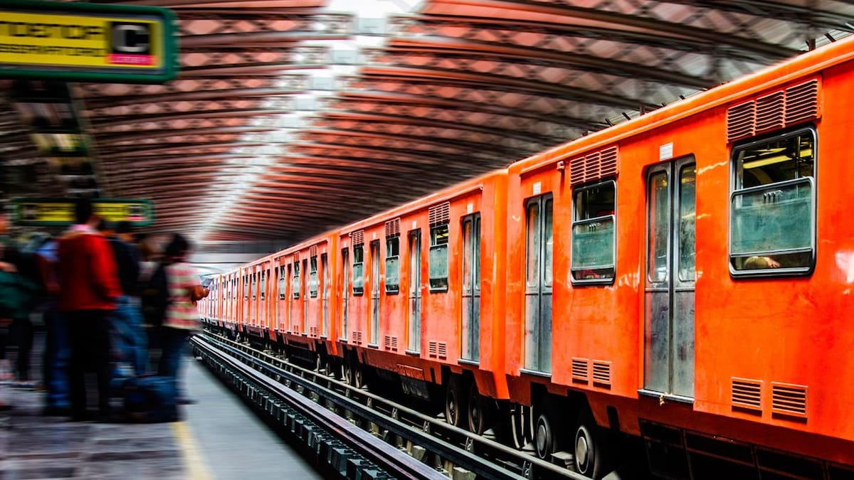 De acuerdo con la SSC, los oficiales realizaban recorridos de seguridad y vigilancia al interior de la estación Tacubaya cuando atendieron un reporte sobre dos personas en la zona de tapón, un área restringida para usuarios.