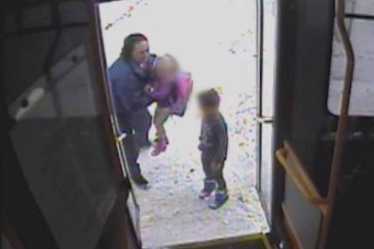 Conductora rescata a dos niños mientras deambulaban en la nieve