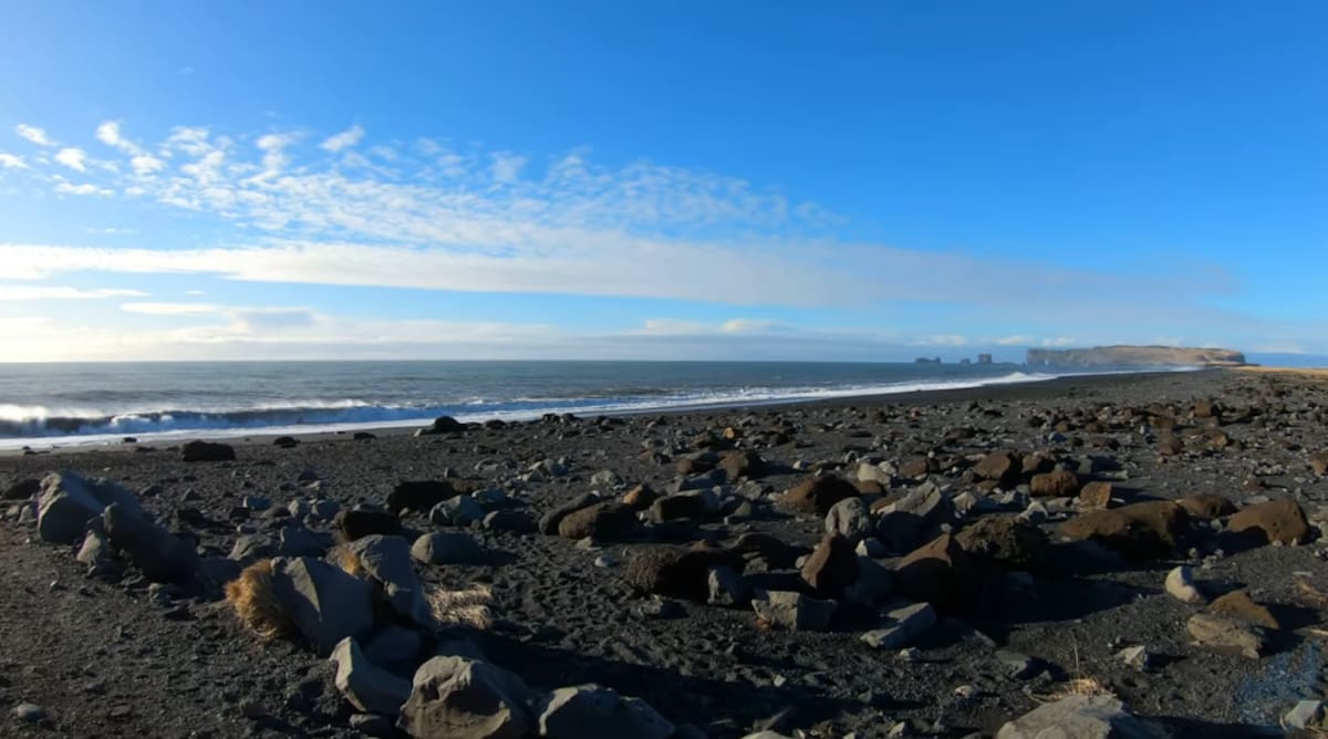 Así es Reynisfjara, la playa de arena negra donde el mar parece desaparecer de la orilla.