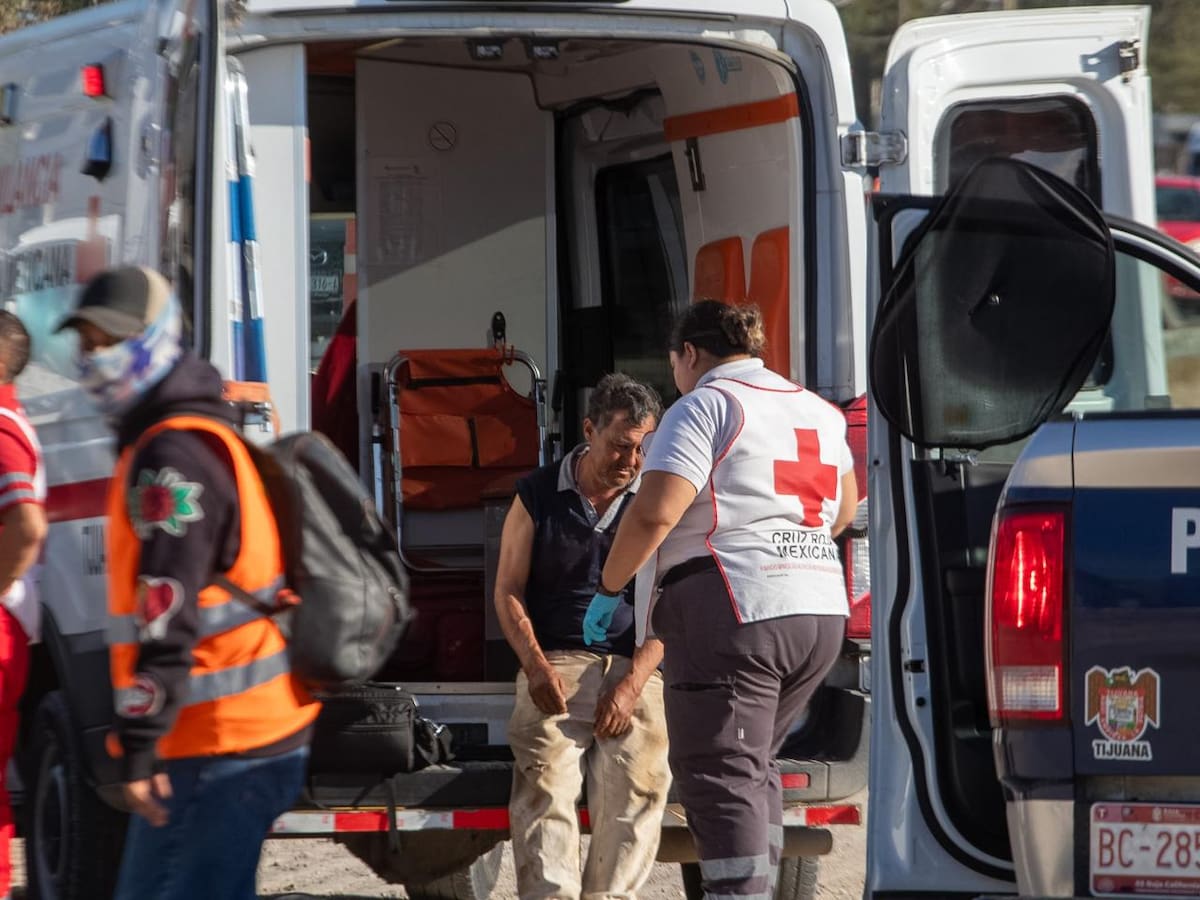 El hombre fue trasladado a un hospital tras sufrir una lesión en el hombro luego del accidente. Foto: Border Zoom