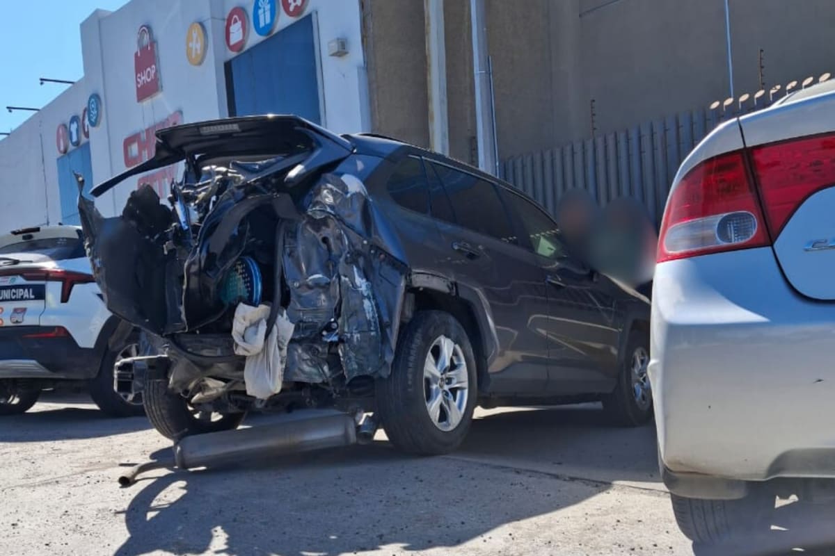 Aparatoso choque en Hermosillo: Unidad de la AMIC choca por alcance y derriba poste