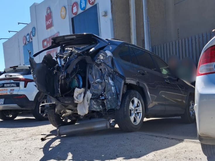 Aparatoso choque en Hermosillo: Unidad de la AMIC choca por alcance y derriba poste