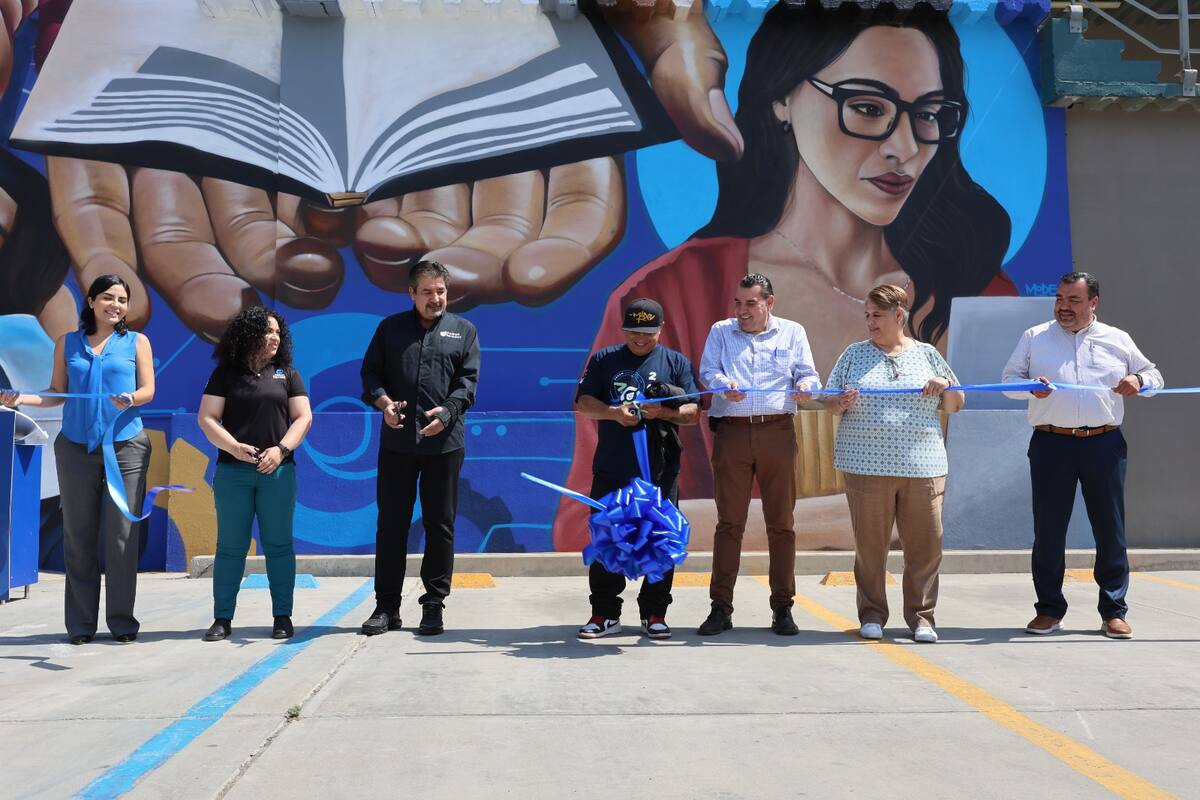 El pintor "Mode" Orozco inauguró el mural ‘Oportunidades" en Cesun Universidad, acompañado de autoridades educativas.