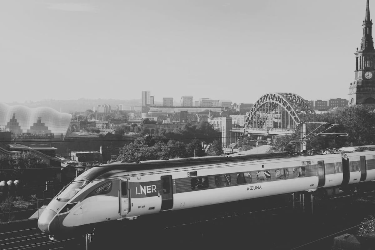 Ataque con cuchillo en tren de Londres deja a 10 heridos, 9 con pronóstico vital crítico
