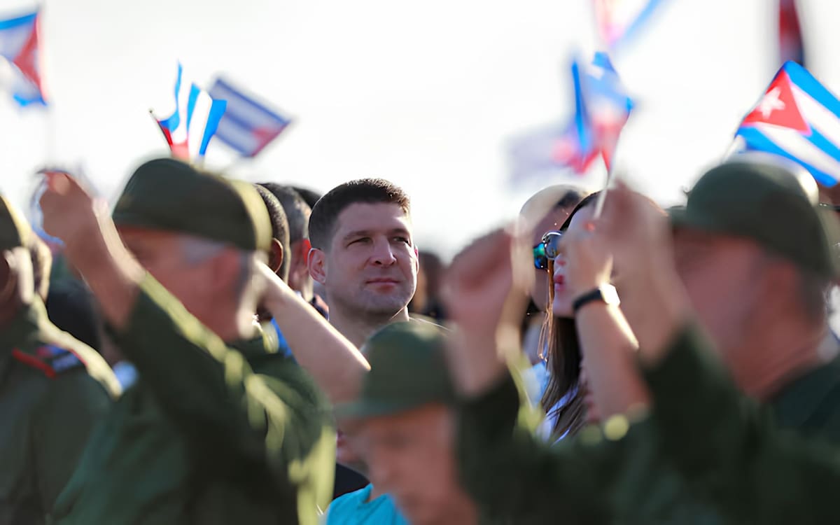 Raúl Guillermo Rodríguez Castro, conocido como "El Cangrejo", nieto del expresidente Raúl Castro, asiste a una manifestación progubernamental convocada por las autoridades cubanas para protestar contra las políticas estadounidenses hacia la isla, incluyendo el procesamiento del expresidente, en La Habana, Cuba, el 22 de mayo de 2026. REUTERS/Norlys Perez.