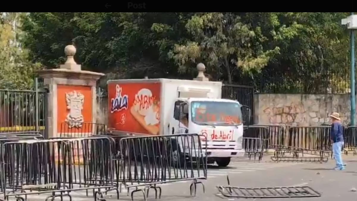 Comuneros tumban portón de Casa Michoacán, antigua residencia de los gobernadores, y destrozan camión para exigir cumplimiento de obras | Noticias de México | El Imparcial